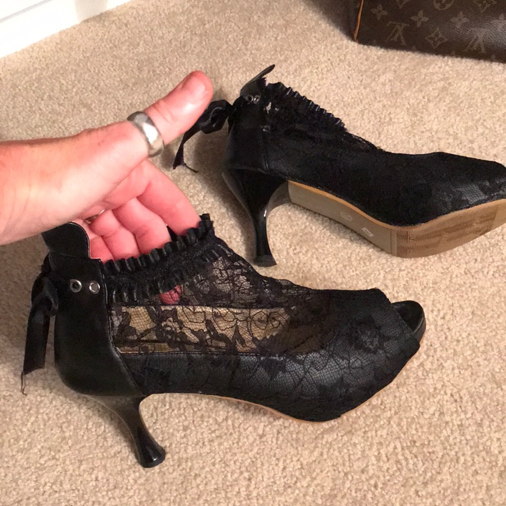 👠 The Black Lace Bootie 👠